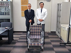 札幌医科大学附属病院へ車椅子を寄贈