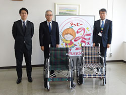 札幌東区役所へ車椅子を寄贈